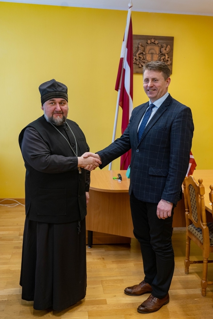 Balvu novada pašvaldības domes priekšsēdētāja Sergeja Maksimova bija ieradies Tēvs Sergejs Mihalevičs