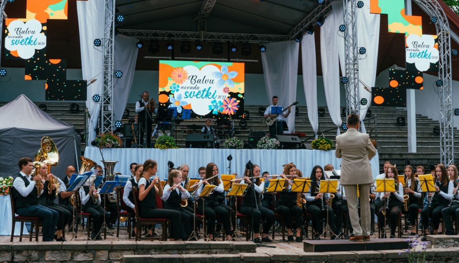 Pūtēju orķestris “Balvi” uzstājas Balvu novada svētkos 2022